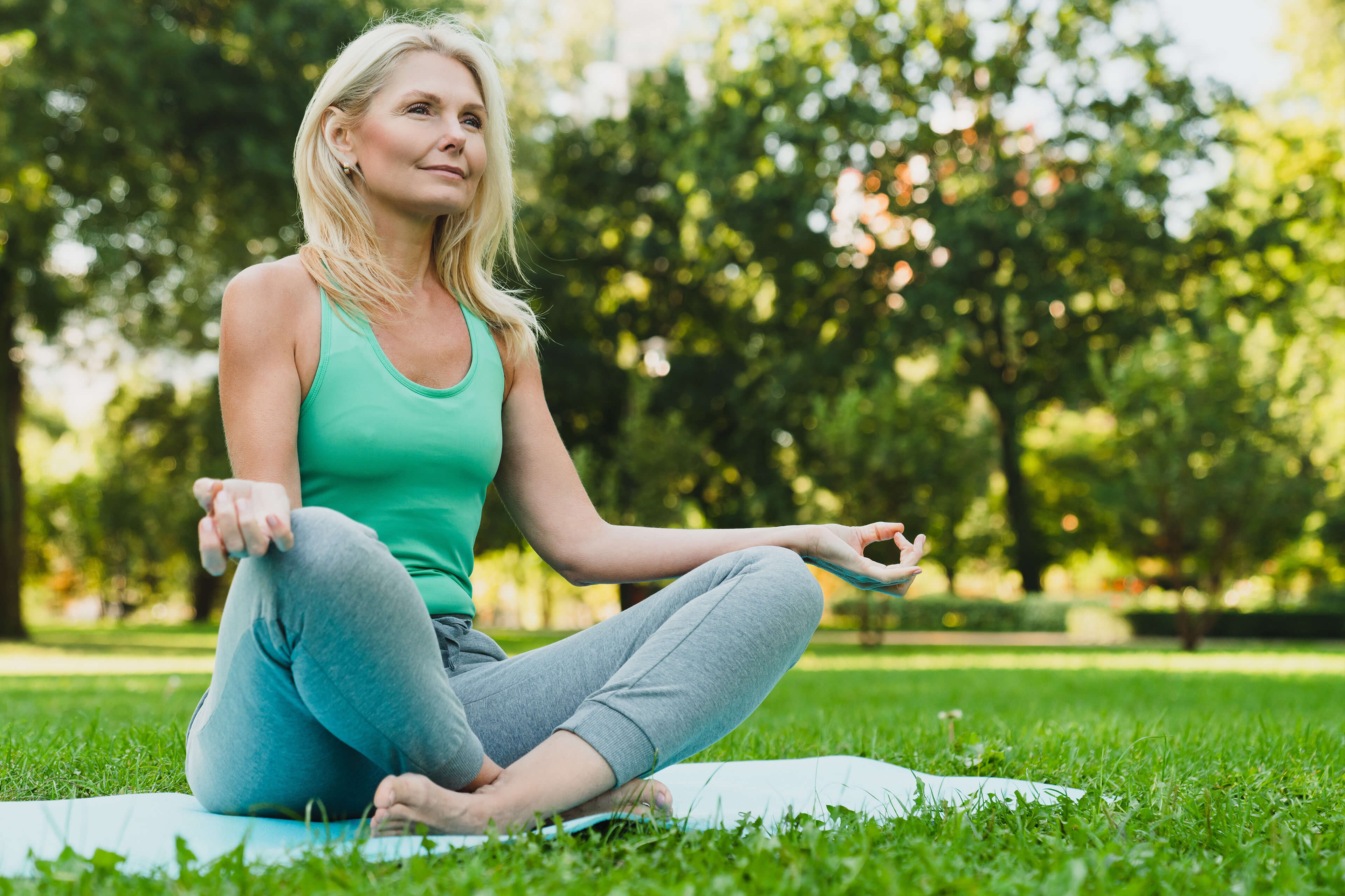 entspannte Kundin mit Akku Hörgerät, Umweltfreundlich, einfache Bedienung, Wasser- und Schweißresistent