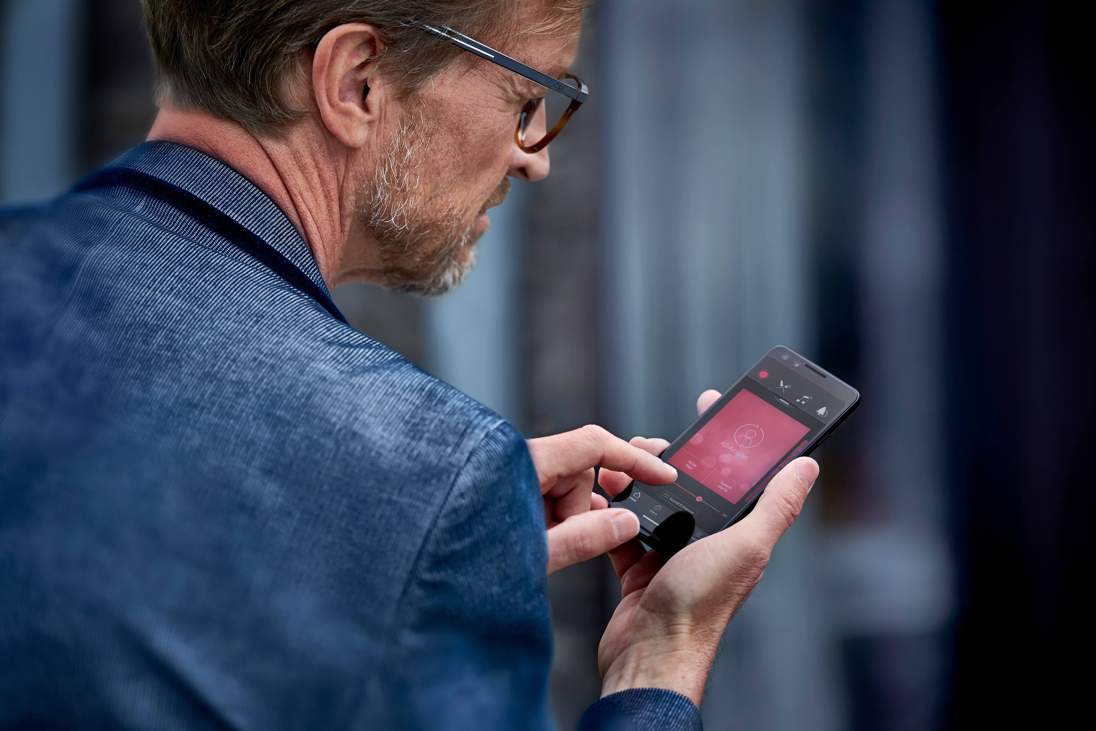 Kunde steuert Hörgerät über Smartphone